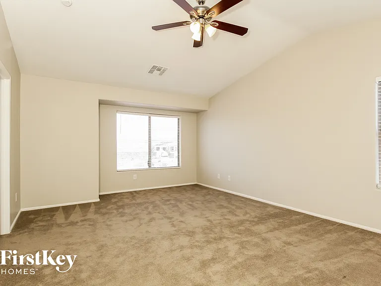 7913 S 45th Ln — Photo 8