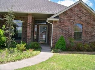 2000 Oak Dr, Moore, OK 73170