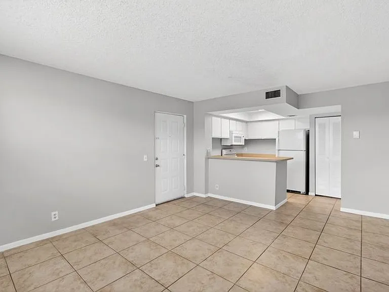 738 Executive Center Dr #21-10-21 — Photo 6