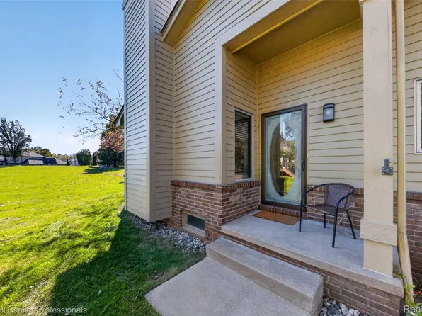 8421 Solca Dr #33, White Lake, MI 48386