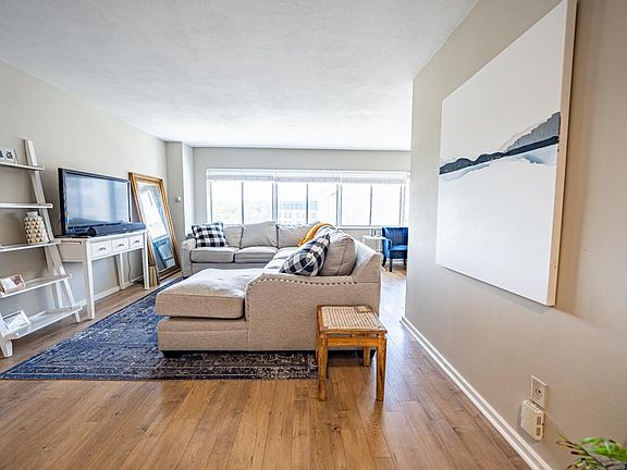 5th image of 4821 Roanoke Pkwy APT 1002