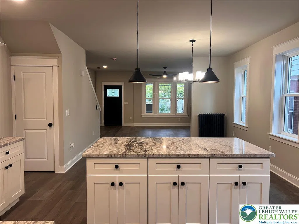 5 bed, 2.0 bath, 1842 sqft, $2,700 — Photo 4