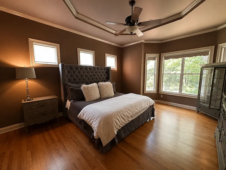 Master Bed (Main Floor)