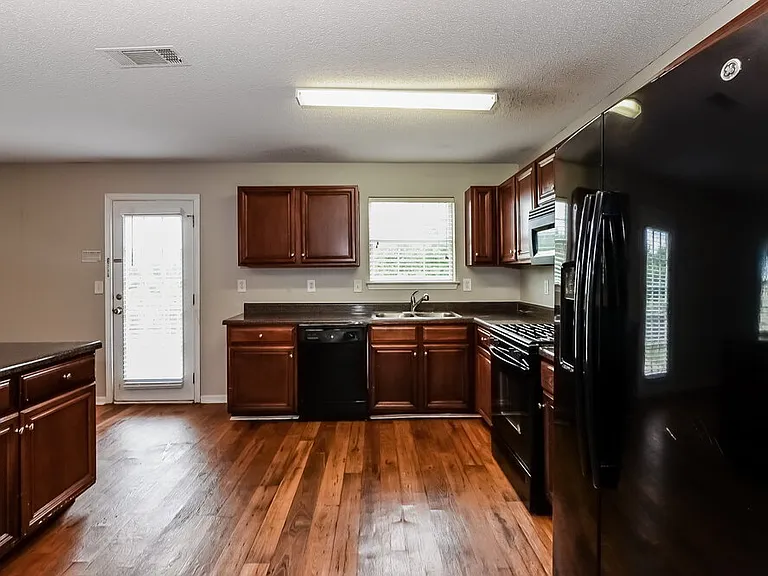 3711 Arminto Dr — Photo 5