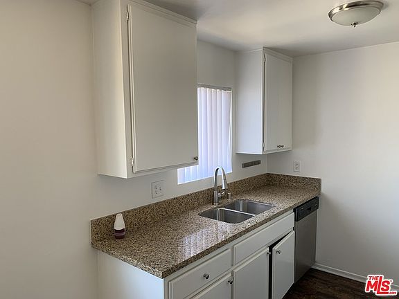 2nd image of 727 W Hyde Park Blvd APT 202