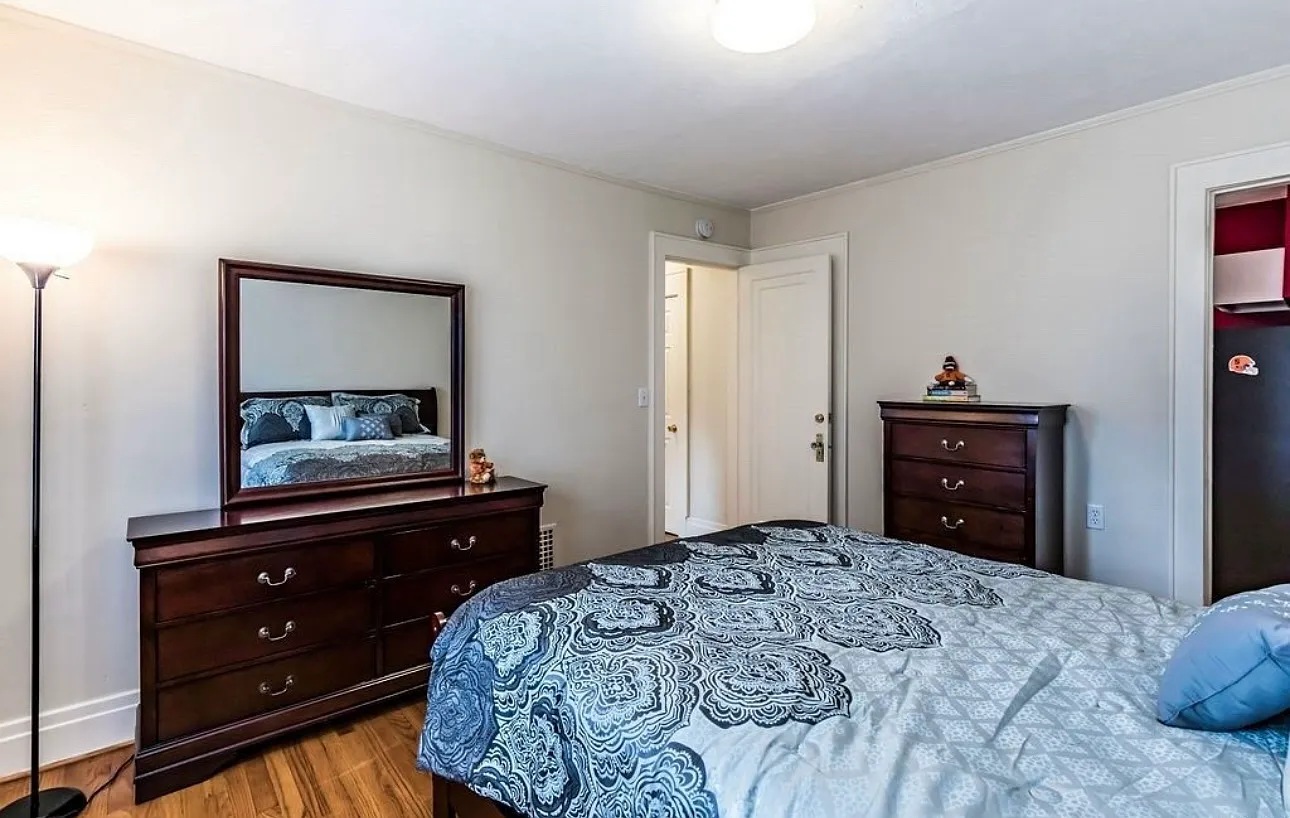 3 bed, 2764 sqft, $1,000 — Photo 2