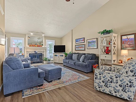 4th image of 1516 E Rose Ln