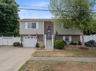 135 Meadowlake Dr, Radcliff, KY 40160