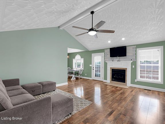 4th image of 23 Bobwhite Ln