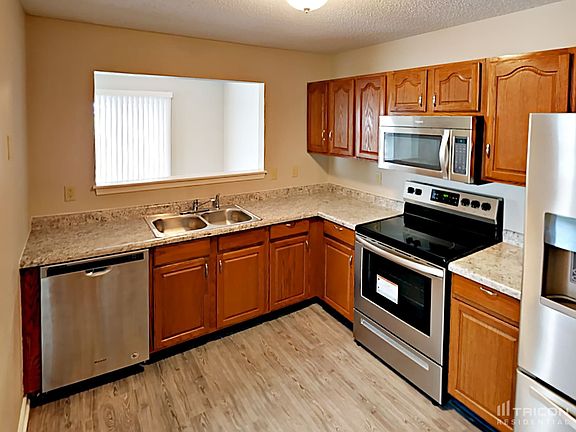 3rd image of 4553 Connaught Dr E