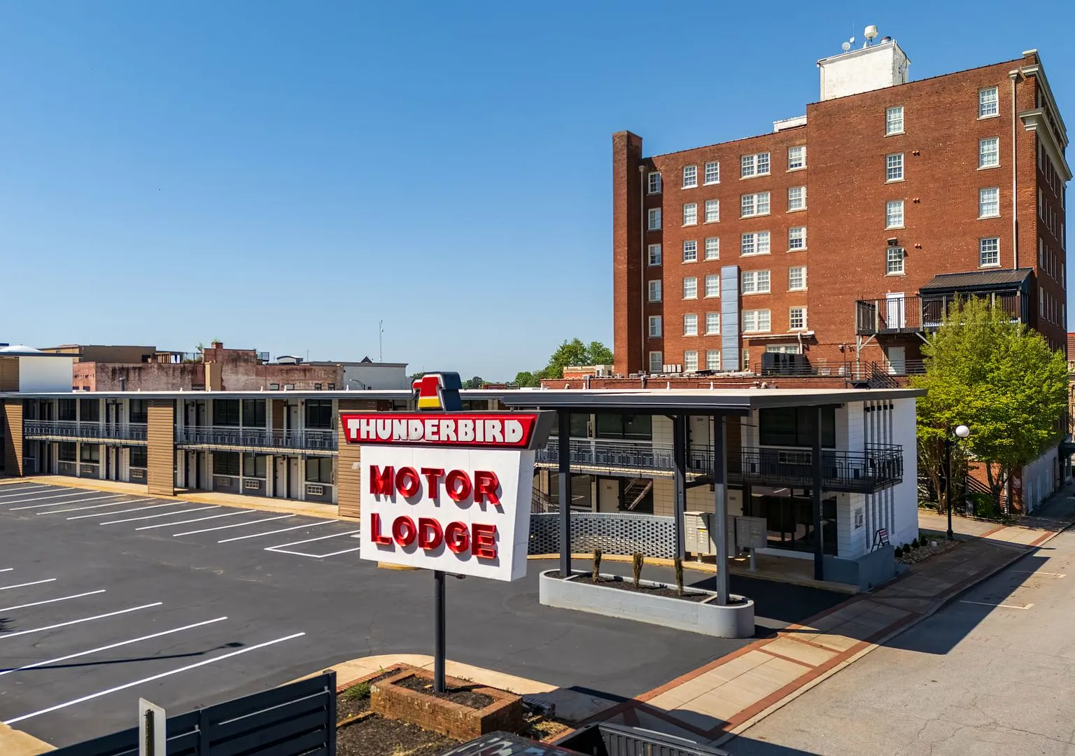 Calhoun Lofts & Thunderbird Flats — Photo 4