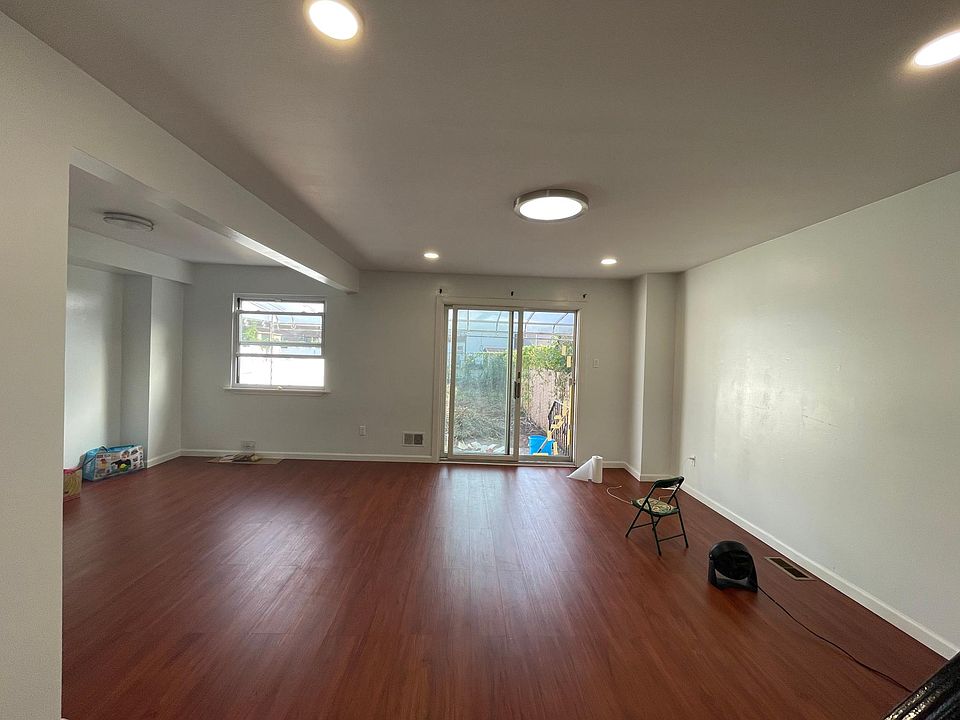 1st image of 218 Regis Dr