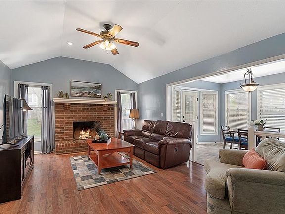 5th image of 711 SE Greenridge Dr