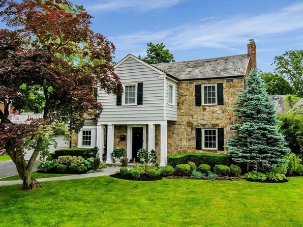 20 Blenheim Drive, Manhasset, NY 11030