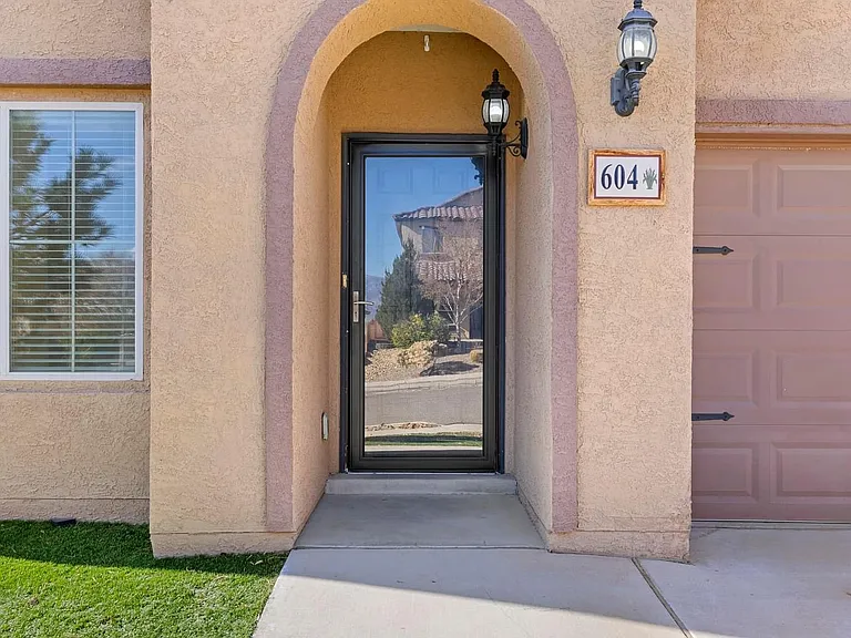 604 Loma Linda Loop NE — Photo 2