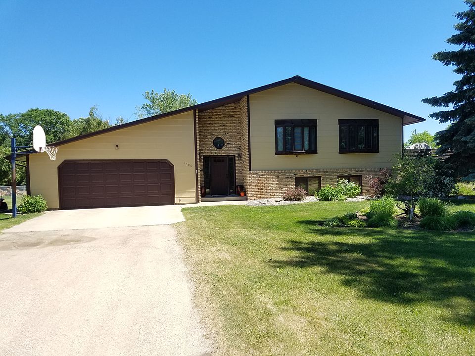 Front of House w/driveway