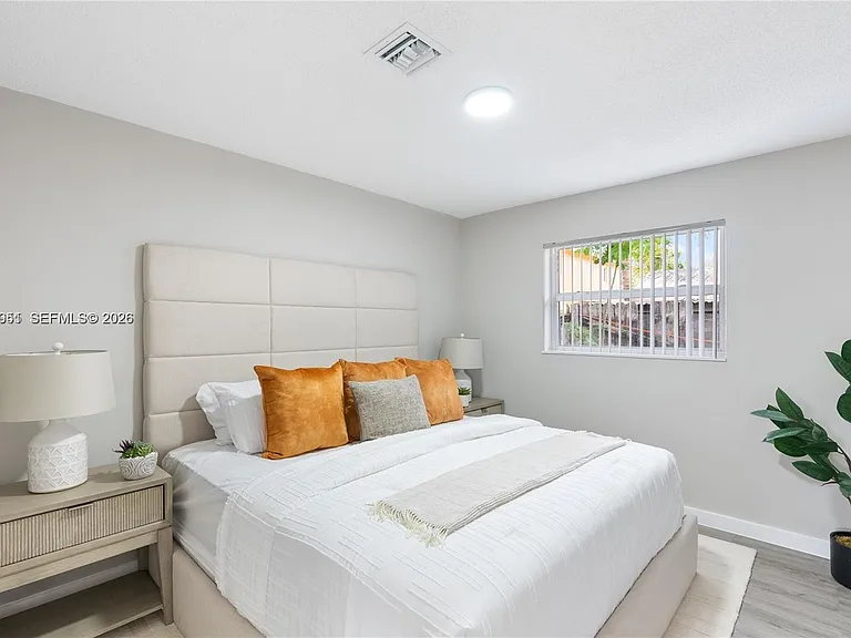 308 SW 14th St #2 — Photo 2