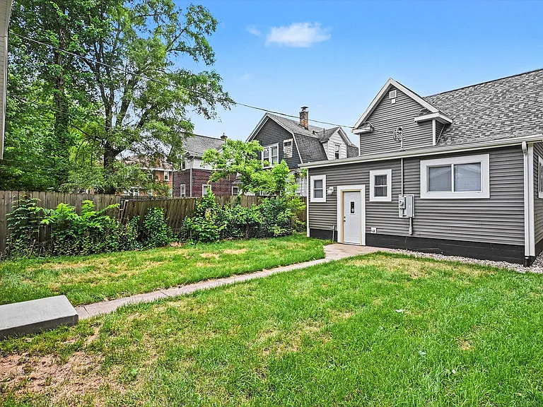 1219 E Madison St — Photo 15