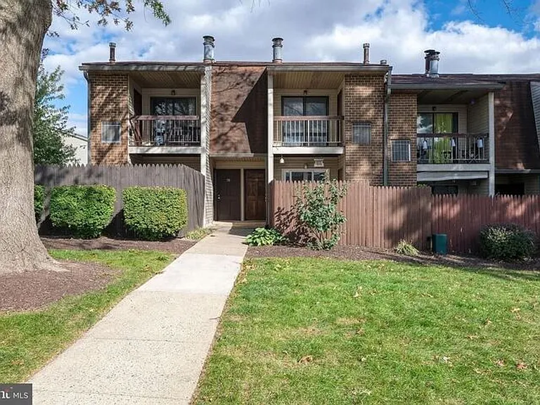 14 Lancaster Est — Photo 1