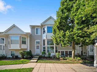 207 Hidden Creek Ln, North Aurora, IL 60542