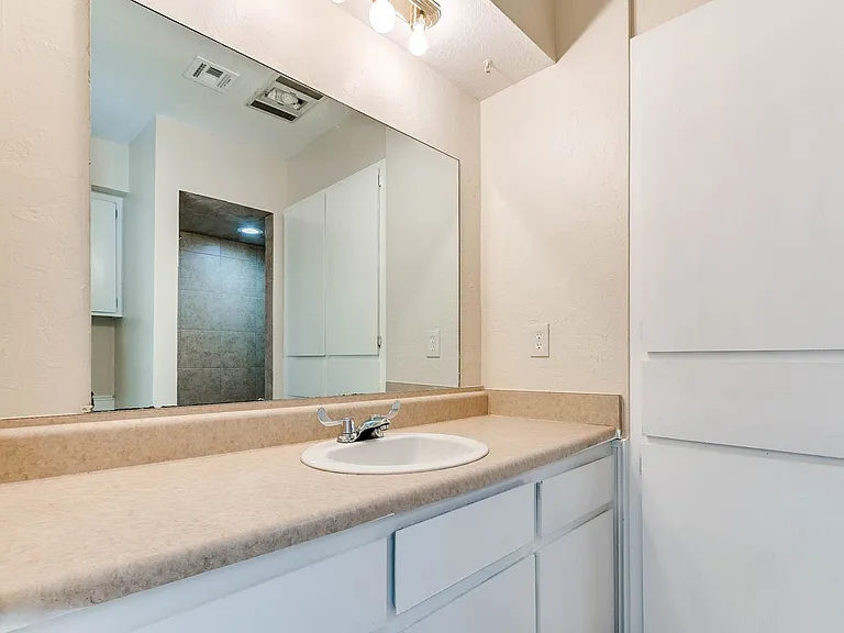 504 N Davis Ave — Photo 19
