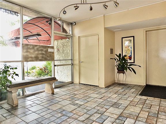 3rd image of 372 Carroll Park E APT 406