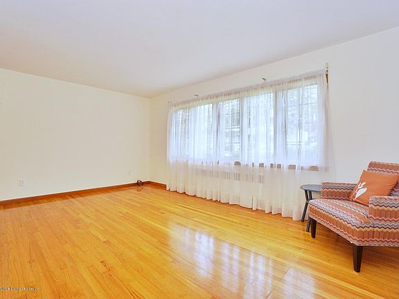 3rd image of 40 Burgher Ave