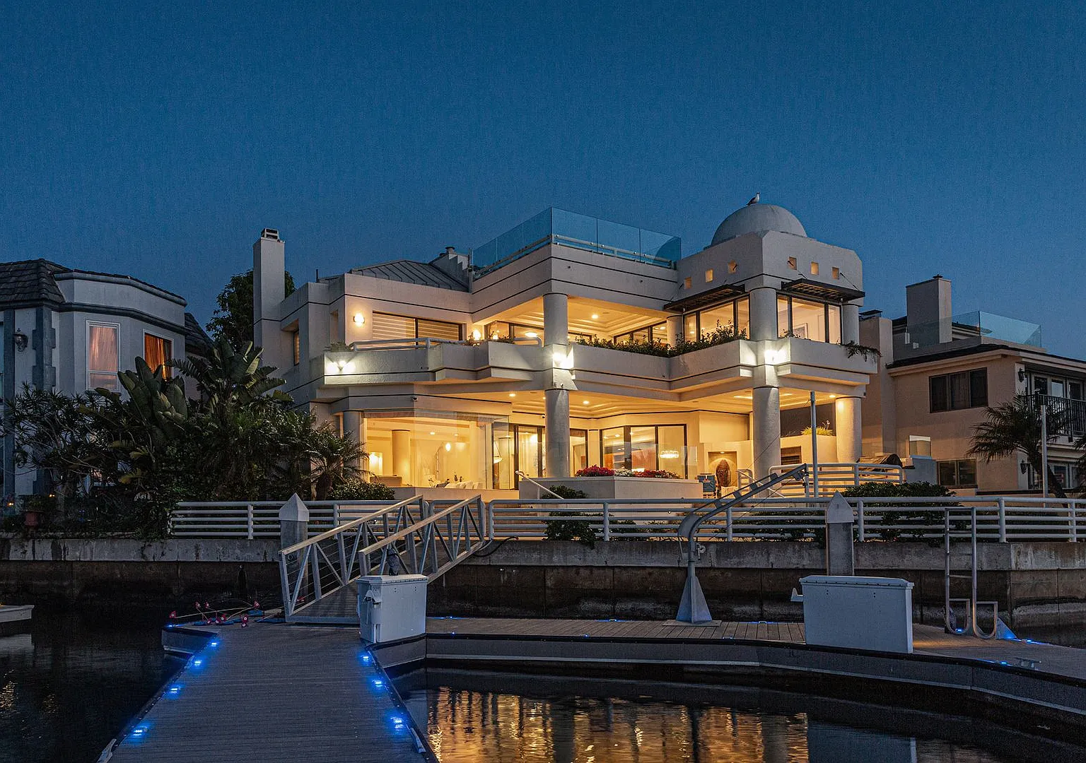 Exquisite Waterfront Gem. — Photo 1