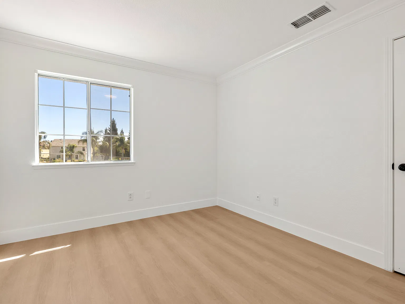 4 bed, 2329 sqft, $4,200 — Photo 3