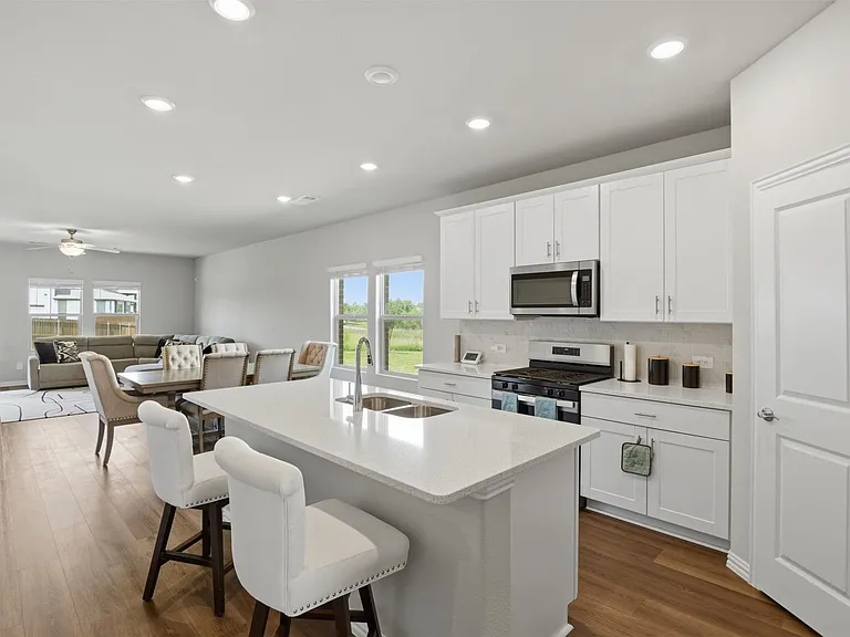 2275 Cliff Springs Dr — Photo 3