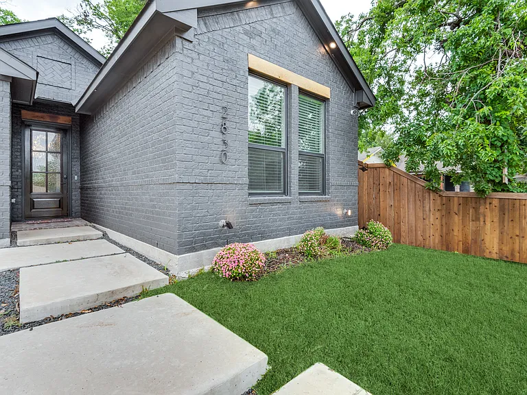 2830 S Marsalis Ave — Photo 4