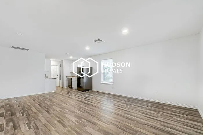 606 Bexar Dr — Photo 5
