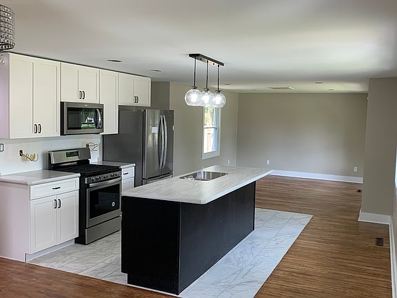 2nd image of 150 Oak St