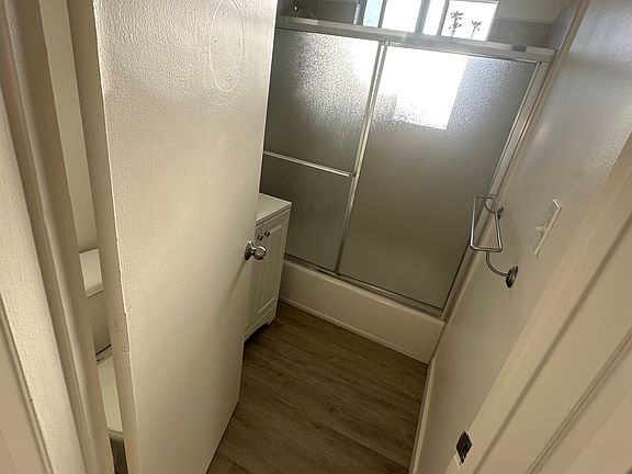4th image of 13741 Oxnard St #28
