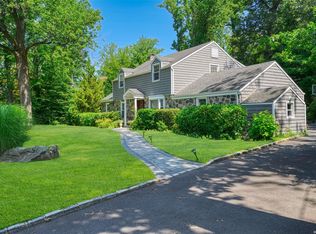 33 Meadow Woods Rd, Great Neck, NY 11020