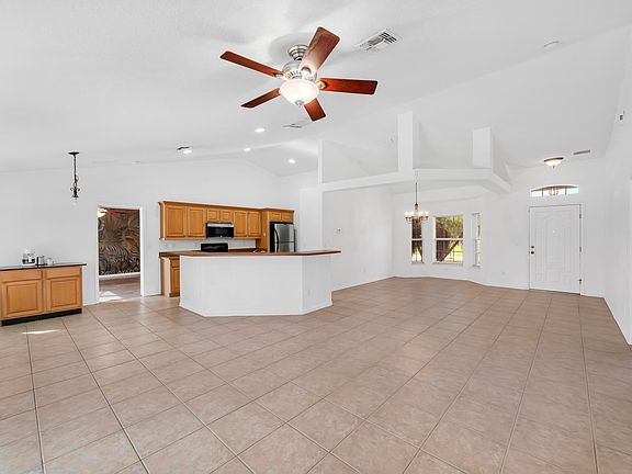 2nd image of 214 SW Milburn Cir
