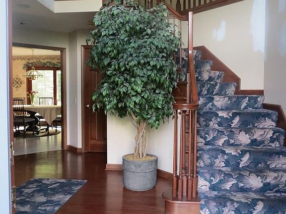 2nd image of 1045 Cambridge Ct NE