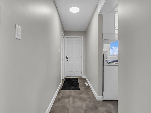 5th image of 242 Carleton Dr