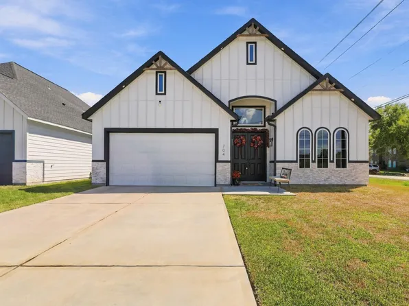 704 E Main St, La Porte, TX 77571