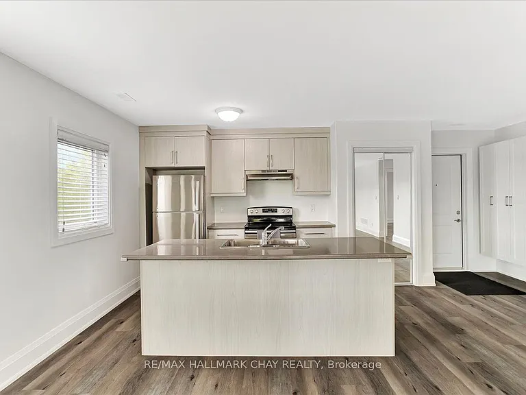 325 Peter St N #2 — Photo 6
