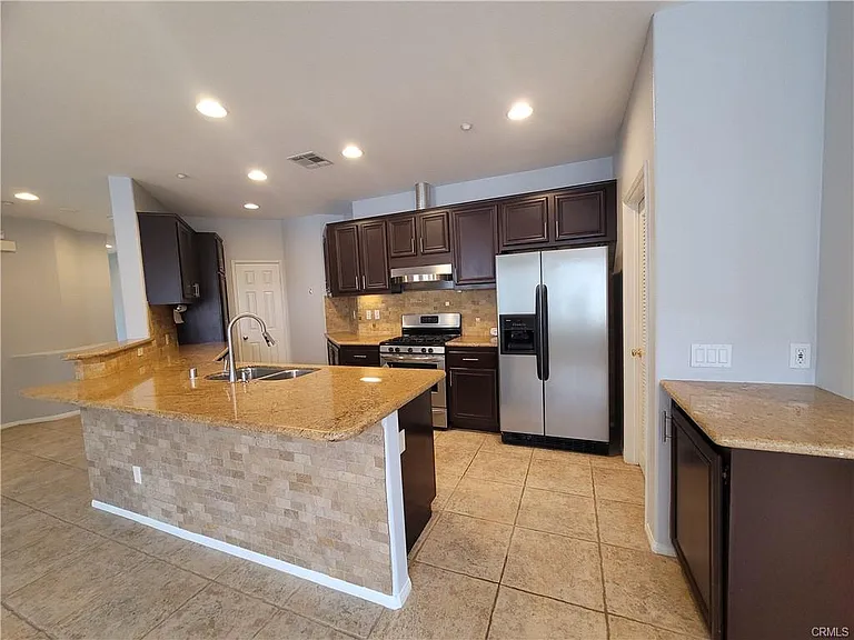 74 Rosenblum #108 — Photo 12