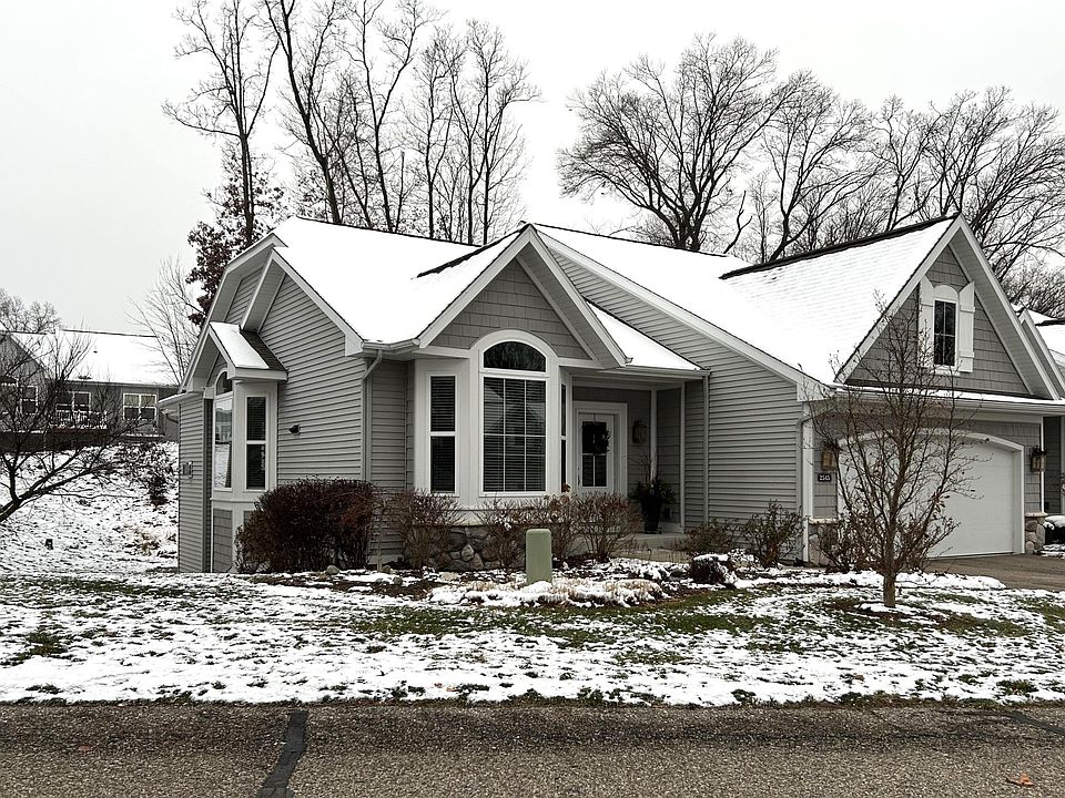 2nd image of 2545 Summit Ridge Dr NE