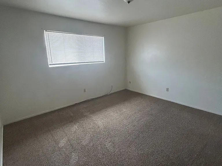 1424 N Lemoore Ave — Photo 6