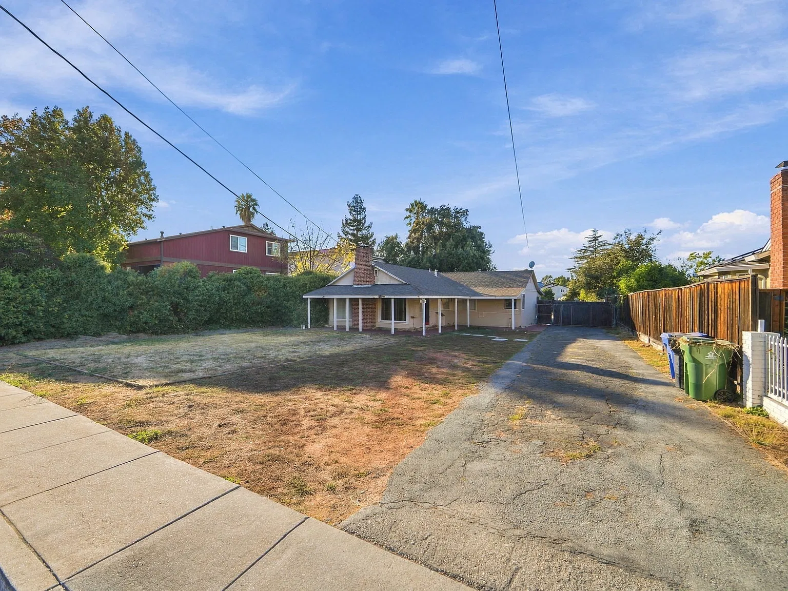 3 bed, 1208 sqft, $3,695 — Photo 2