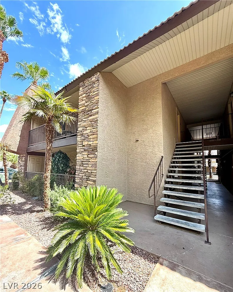 2 bed, 1.0 bath, 816 sqft, $1,275 — Photo 1