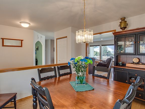 3rd image of 300 23rd St NE