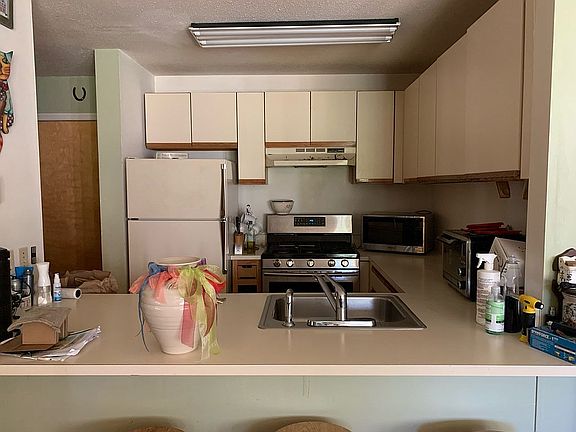 Kitchen w Breakfast Bar
