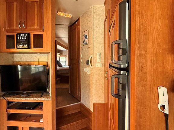 4th image of 208 Reston Way