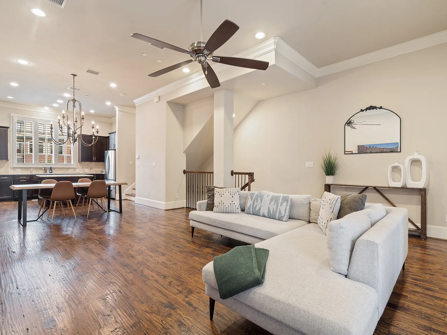 3 bed, 2100 sqft, $3,950 — Photo 2
