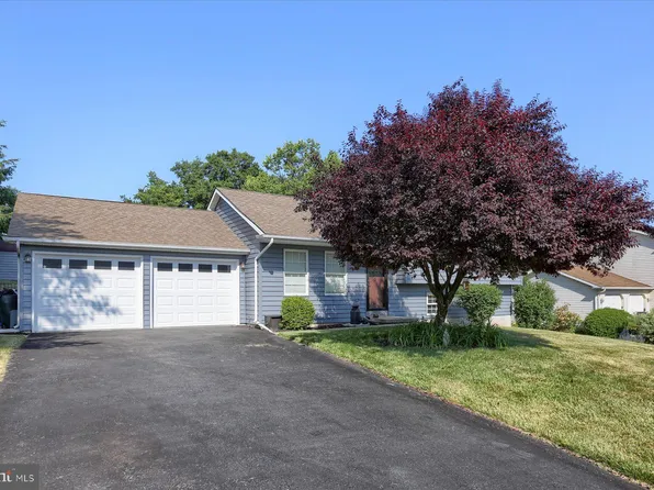 5 S Ben Hogan Dr, Etters, PA 17319